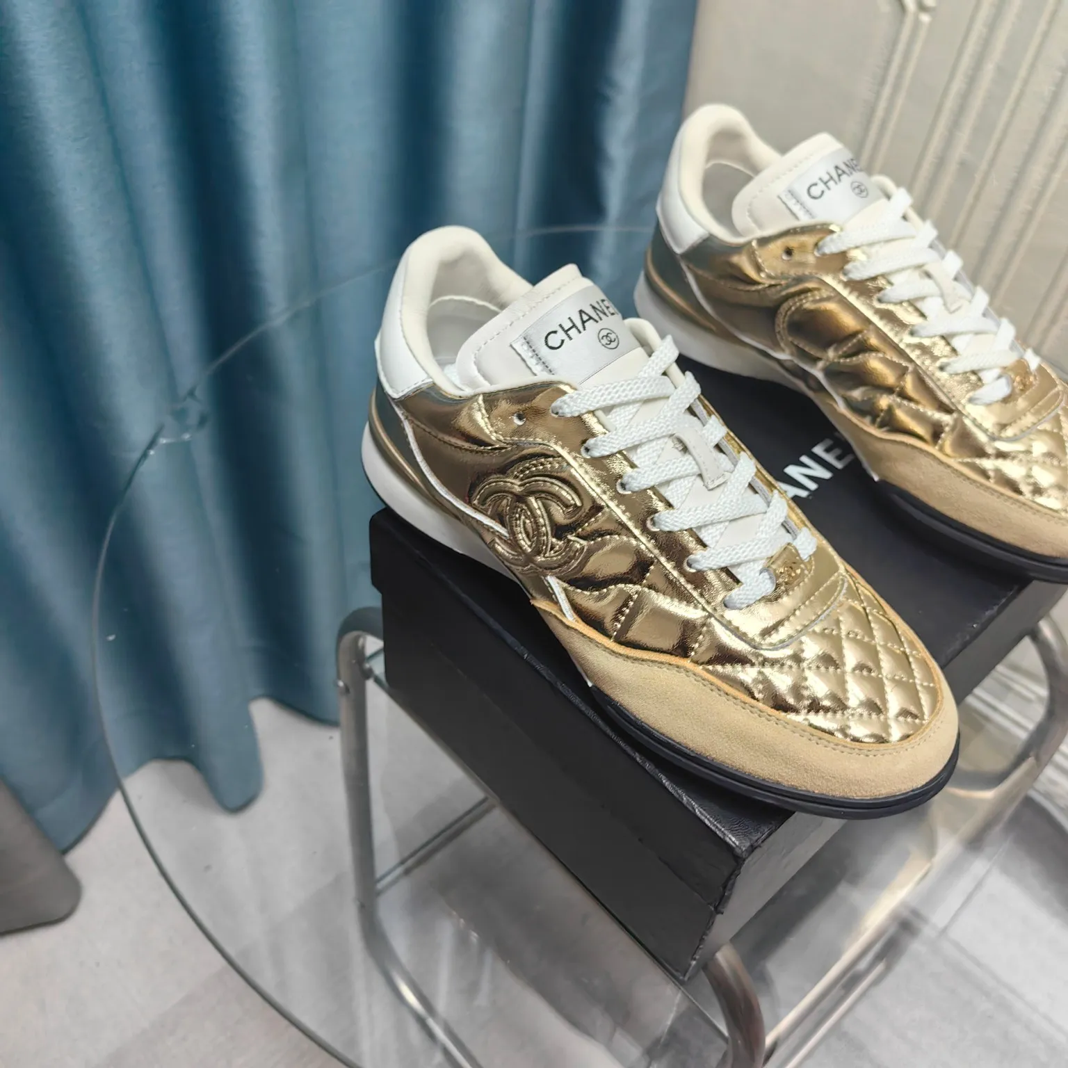 👟👟Ex-factory price 560👟👟 Chanel Chanel - 2024 counter top casual sports shoes This classic design; the upper is electro-embroidered with a variety of techniques; the outsole is fashionable and sporty; it is unusual to incorporate a variety of color matching elements... The diversified mix and match is very beautiful and versatile, casual, fashionable, sports and outdoor can be taken into account... ꫛꫀꪝ Go➫ Material: ❶Upper is made of: Original imported mixed-breed sheep ❷Inside made of: original imported breathable sheepskin ❸Outsole based on: original TPU outsole Full set of boutique packaging for women 35–41